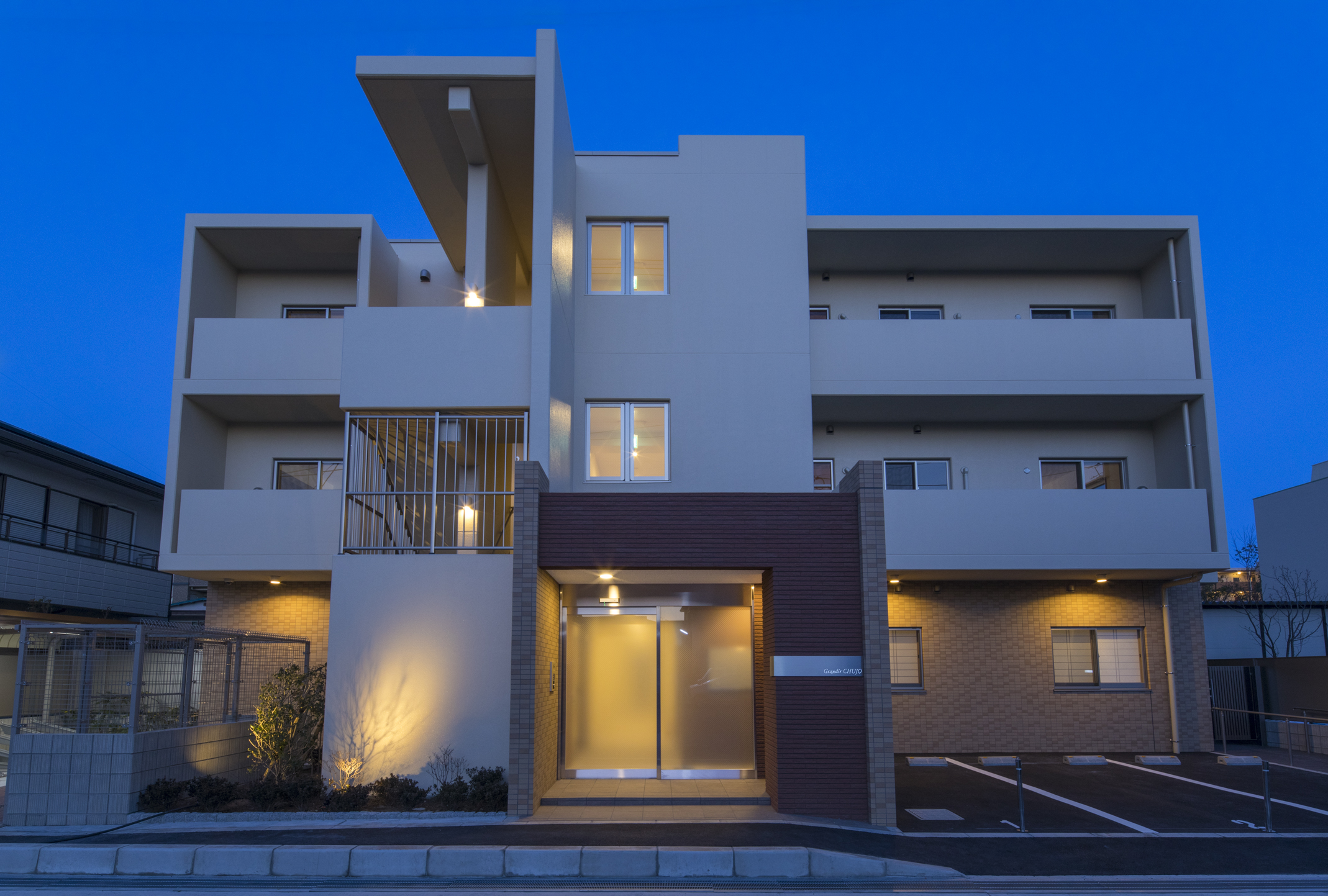 02.西側外観(夕景)