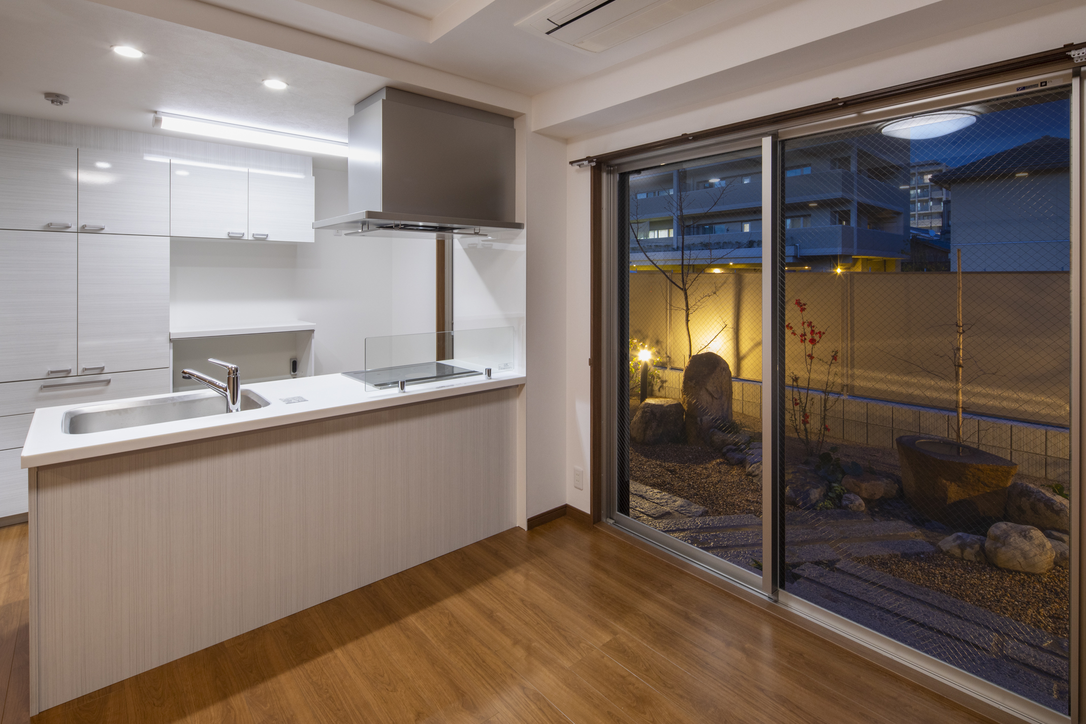 17.キッチン(夕景)